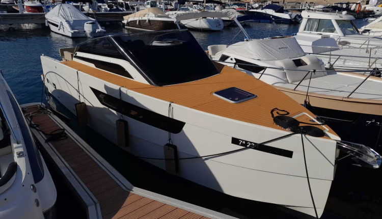 Nuva M9 cabin