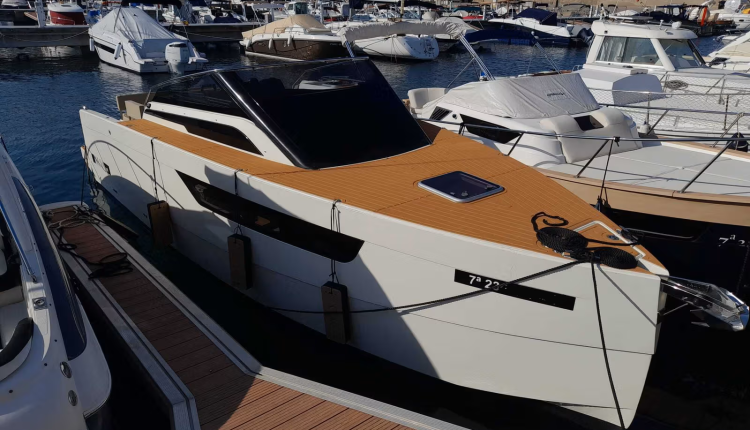 Nuva M9 cabin